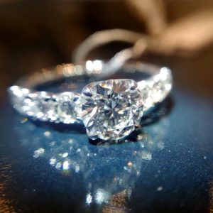 天然アフリカ産の天然ダイヤモンドを使用したハーフエタニティの婚約指輪Dラインエクストリーム