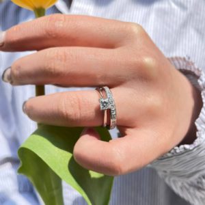 プリンセスカットダイヤモンドのオシャレでかわいい婚約指輪マジェスティとエタニティリングの重ね付け