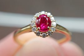 ルビーと天然ダイヤモンドのダイヤモンドヘイローデザインのイエローゴールドリング