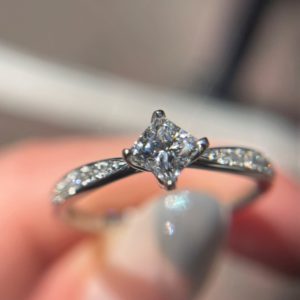 プリンセスカットダイヤモンドのオシャレでかわいい婚約指輪と結婚指輪はブリッジ銀座店