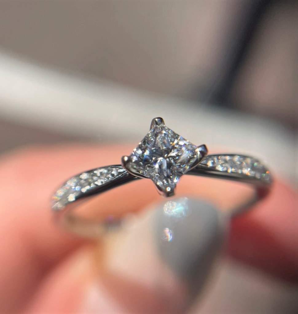 プリンセスカットダイヤモンドのオシャレでかわいい婚約指輪と結婚指輪はブリッジ銀座店