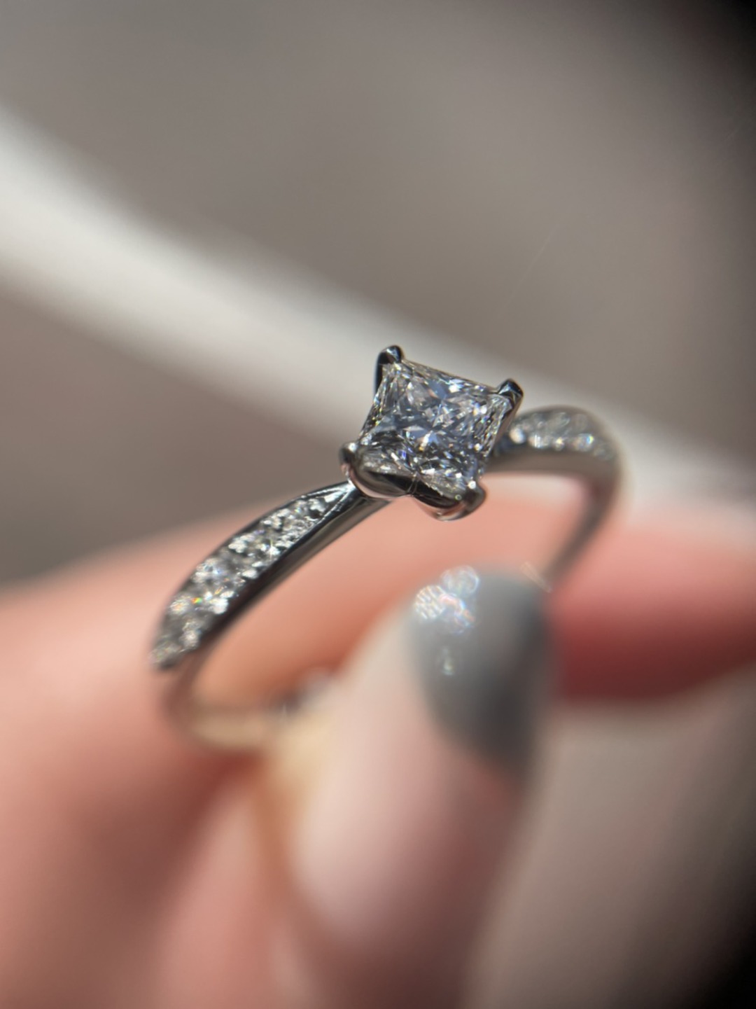 プリンセスカットダイヤモンドが美しいオシャレでかわいい婚約指輪