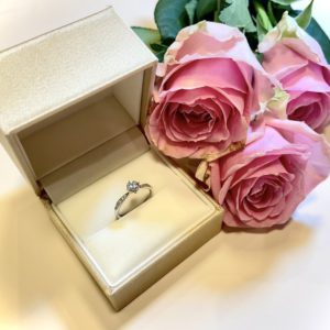 プロポーズにおすすめな人気のかわいい婚約指輪シリウスとバラの花束