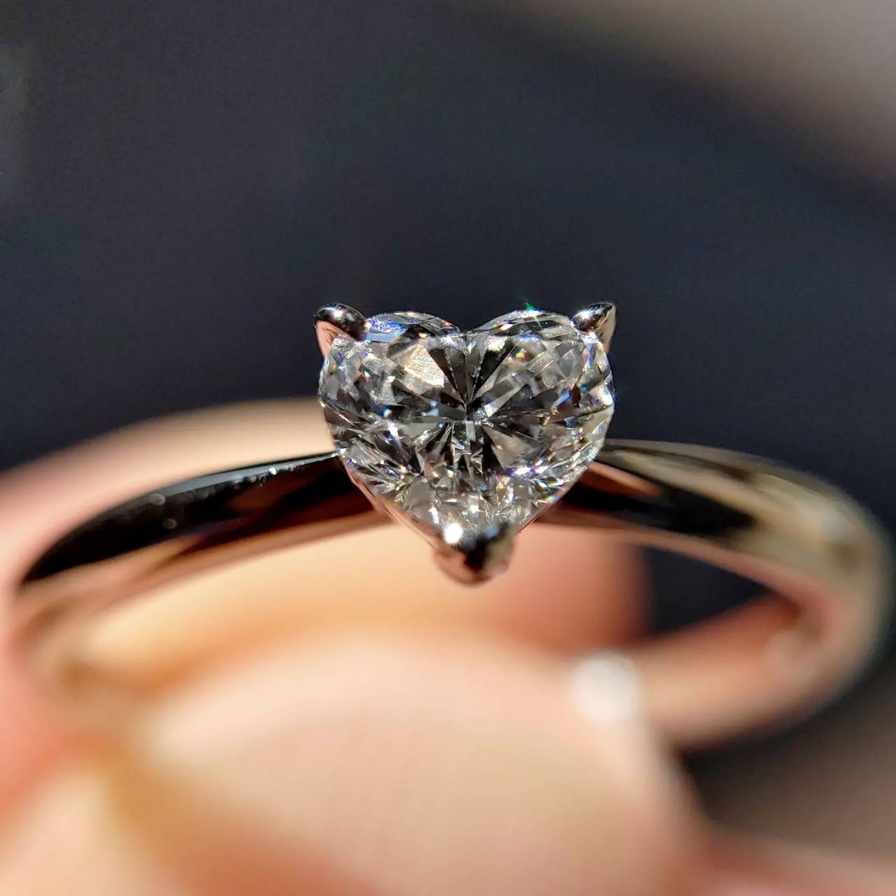 銀座で人気のハートダイヤモンドを使用したソリテールプラチナ婚約指輪