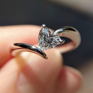 銀座で人気のハートダイヤモンドを使用したプラチナ婚約指輪
