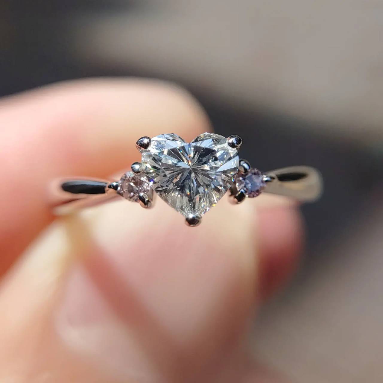 銀座で人気のハートダイヤモンドを使用したサイドピンクダイヤモンドのプラチナ婚約指輪
