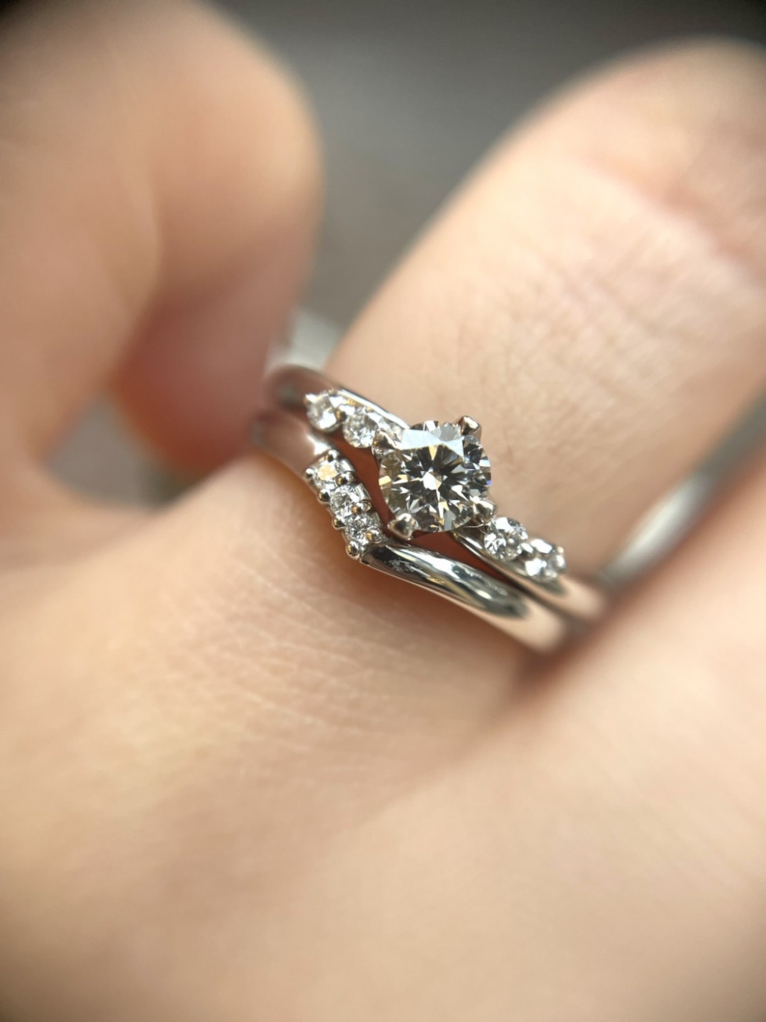 ウェーブデザインの婚約指輪スピカとV字ラインの結婚指輪イヤーがカワイイ重ね付け
