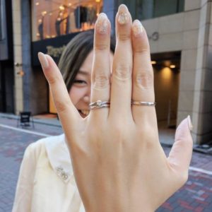 人気の高い結婚指輪と婚約指輪の重ね付けは天の川のようなダイヤモンドラインがかわいいジュピター