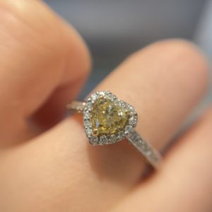 ハート型のイエローダイヤモンドリングを婚約指輪に