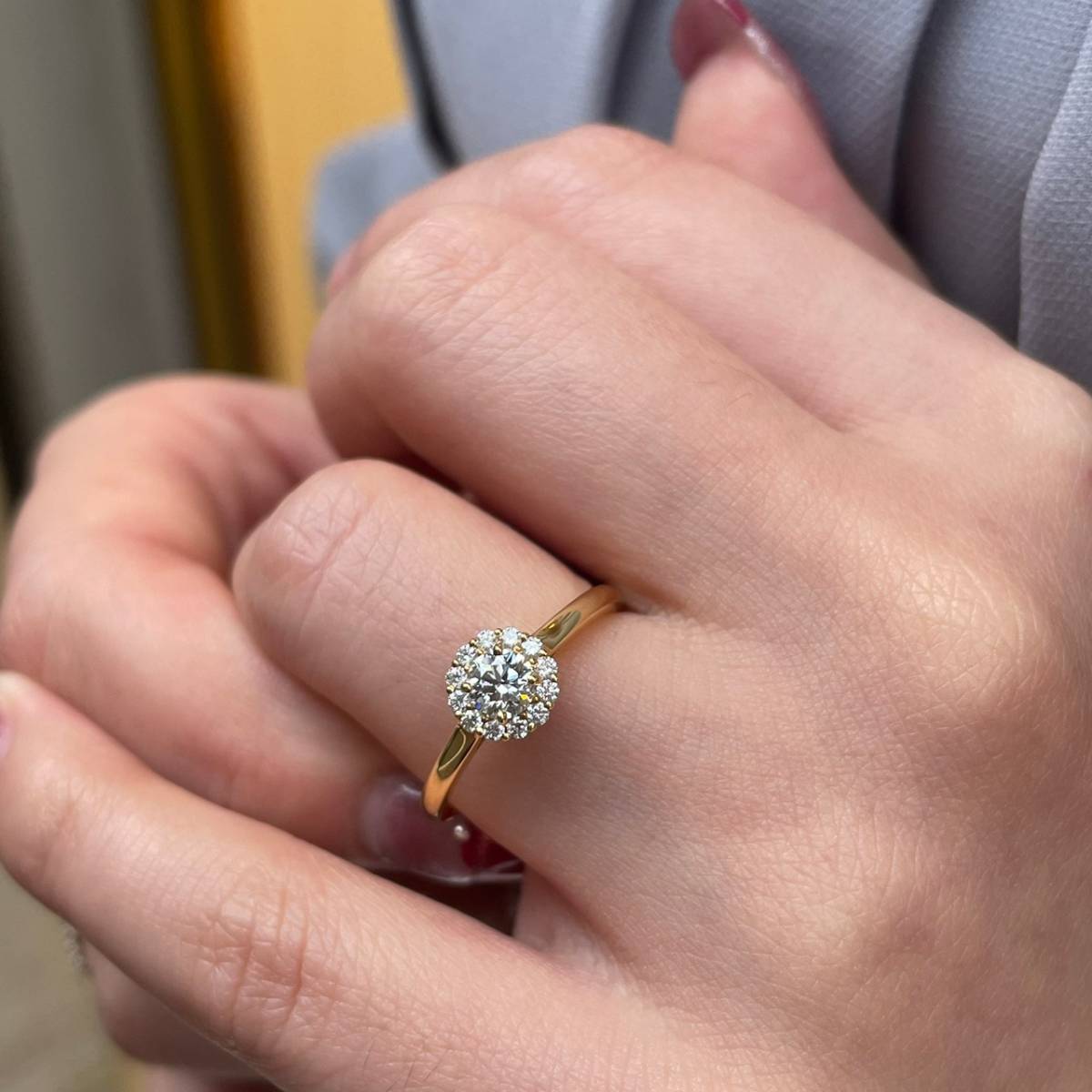 ヒマワリをモチーフとしたヘイローデザインの婚約指輪サンフラワーをプロポーズリングに