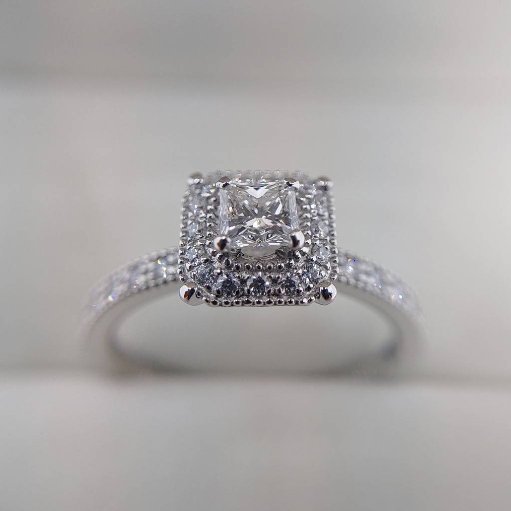 プリンセスカットダイヤモンドのヘイロー婚約指輪Bruges