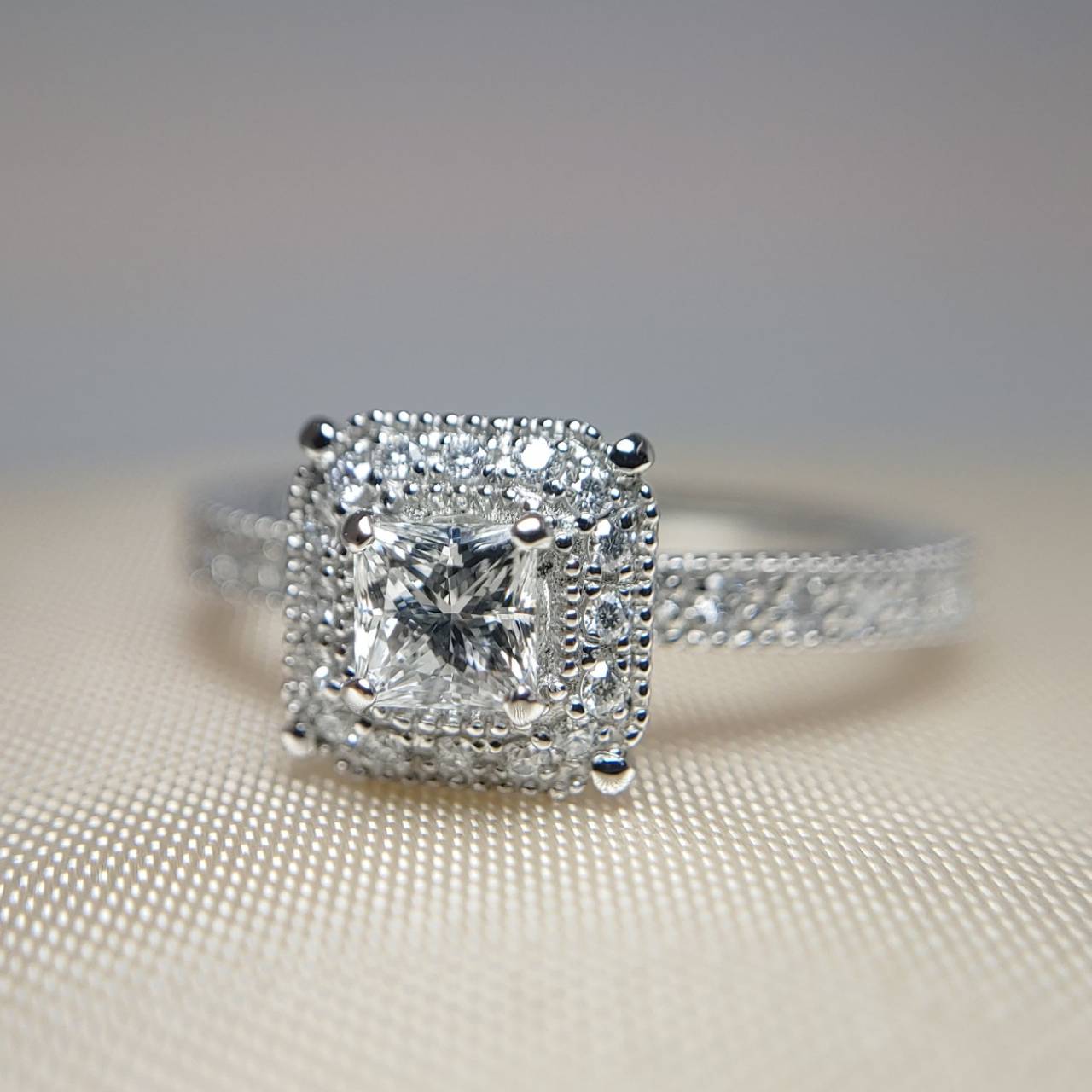 プリンセスカットダイヤモンドのヘイロー婚約指輪Bruges