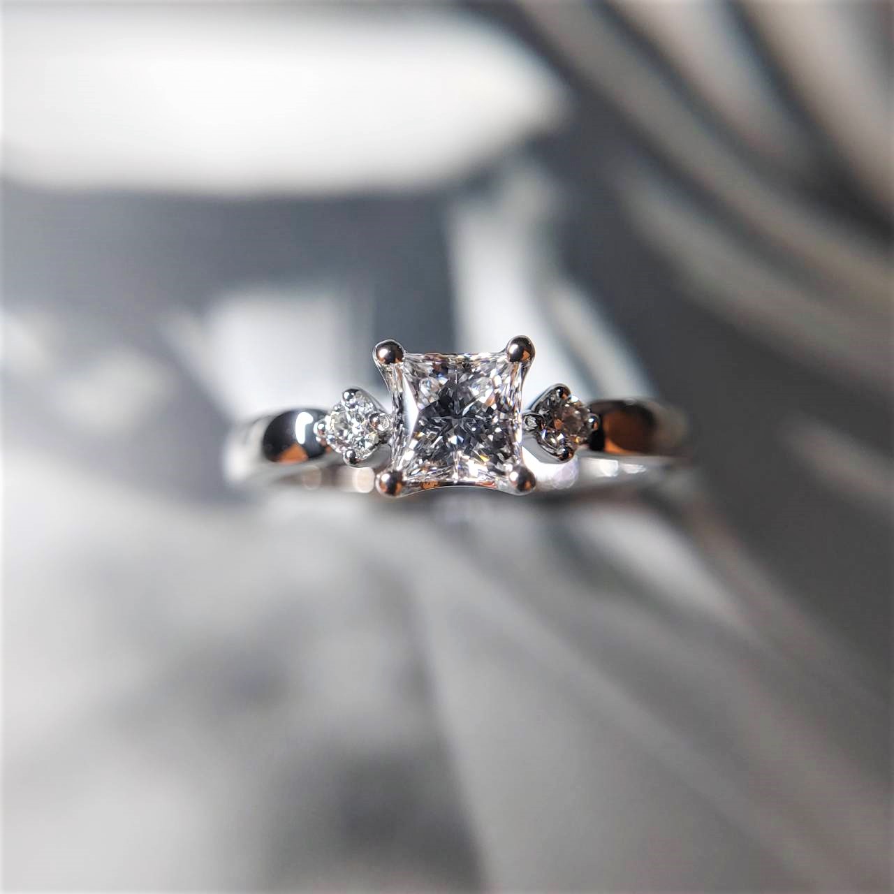 トリプルエクセレントのプリンセスカットダイヤモンドを使用した特注のプラチナ婚約指輪