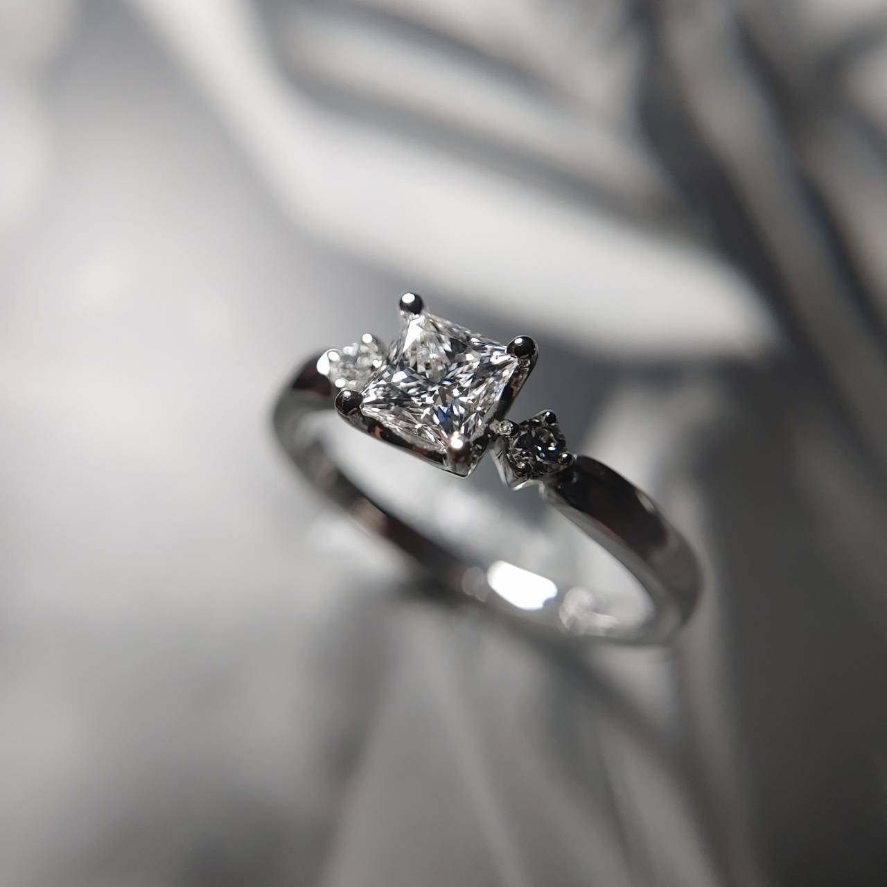 トリプルエクセレントのプリンセスカットダイヤモンドを使用した特注のプラチナ婚約指輪