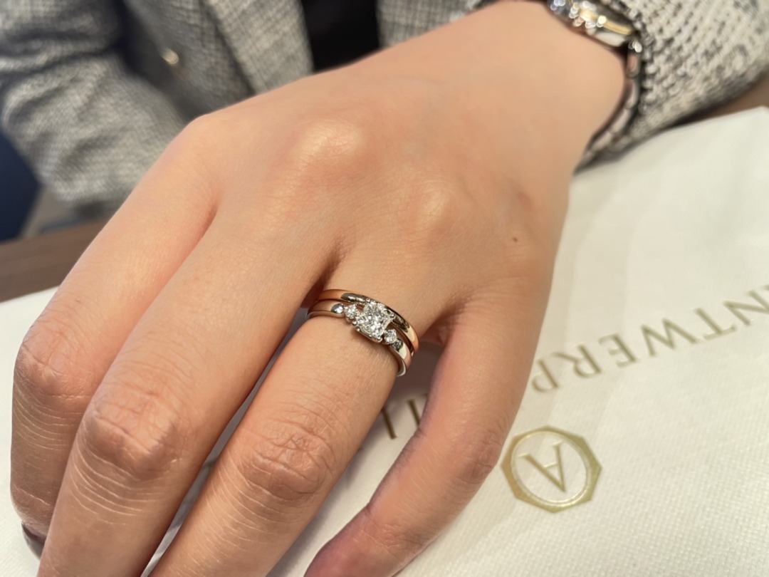 プリンセスカットをセッティングした婚約指輪と結婚指輪の重ね付けがオシャレ