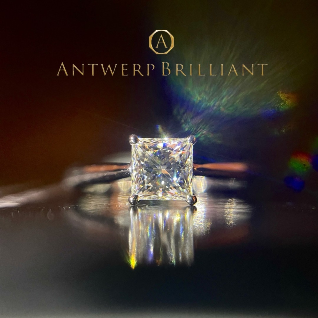 人気でオシャレなかわいい婚約指輪はプリンセスカットダイヤモンドの婚約指輪