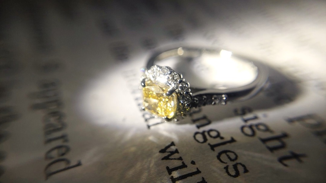 ファンシーインテンスオレンジイエローダイヤモンドを使用した婚約指輪