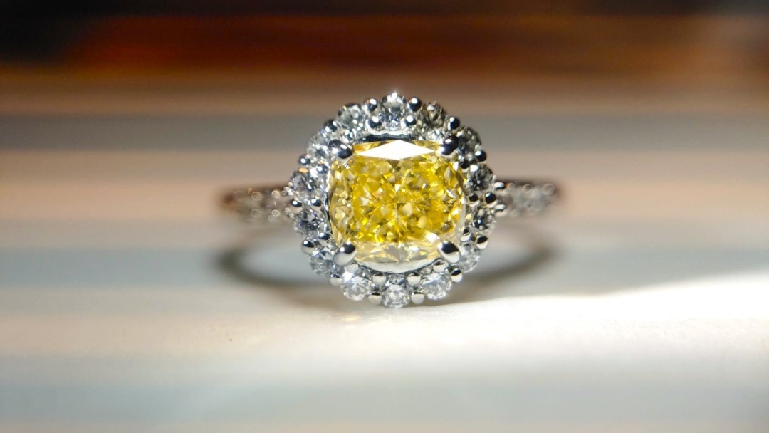 ファンシーインテンスオレンジイエローダイヤモンドを使用した婚約指輪