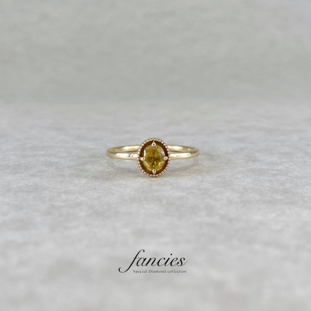 7月の誕生石スフェーンのオシャレでかわいいゴールドの婚約指輪です。