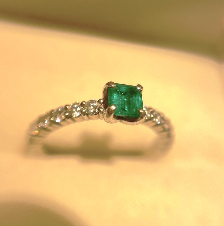 美しいグリーンのエメラルドの婚約指輪