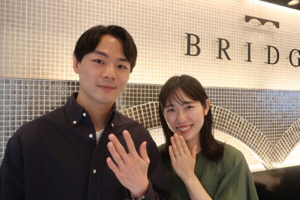 プラチナとゴールドのコンビネーション結婚指輪と婚約指輪がオシャレでかわいい