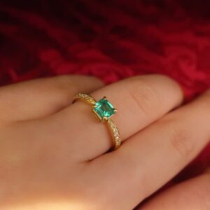 5月の誕生石のエメラルドを使用したオシャレな婚約指輪