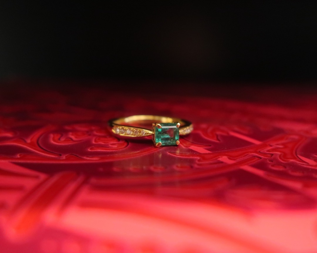 5月の誕生石のエメラルドを使用したオシャレな婚約指輪