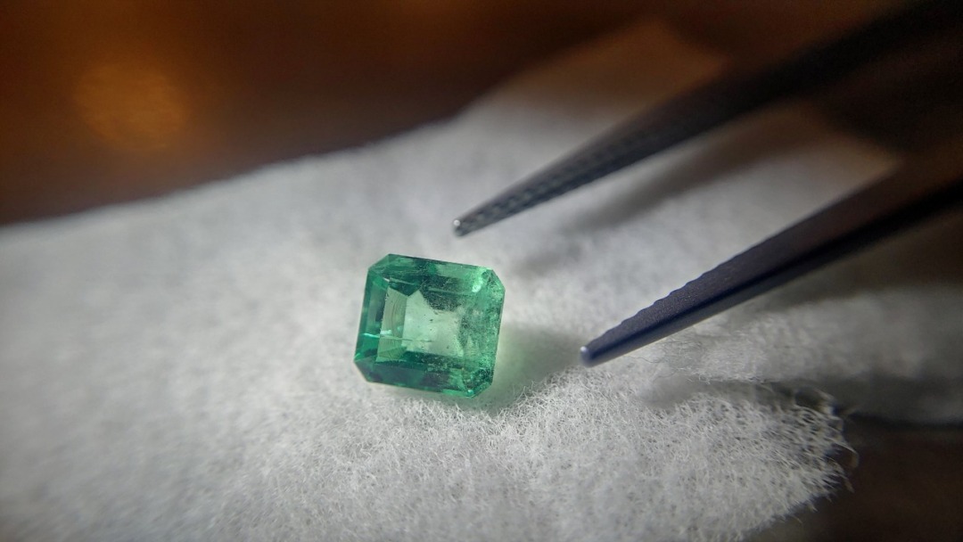 0.7ct1アップのステップカット・コロンビア産のエメラルド