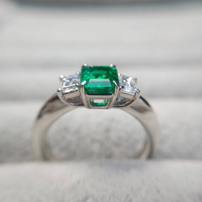 エメラルド婚約指輪ステップカット　メレダイヤモンドのシンプルなデザイン　ブリッジ銀座