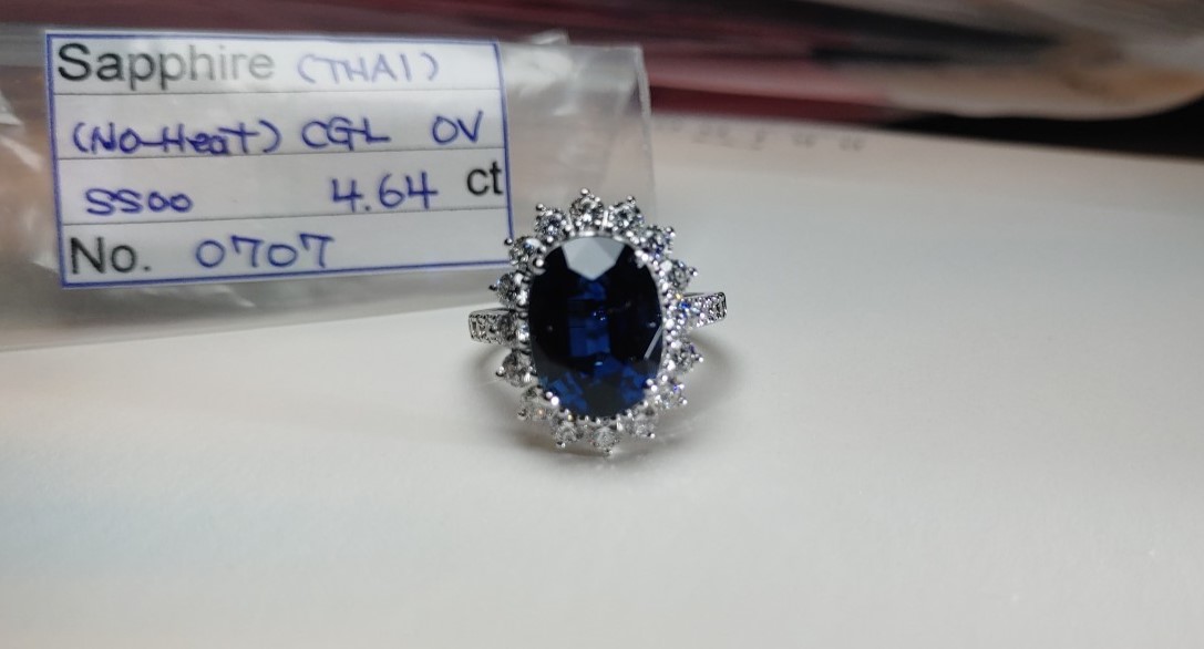 4.6ctのロイヤルブルーサファイヤを使用したヘイローデザインの婚約指輪