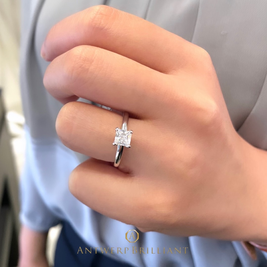 美しいプリンセスカットダイヤモンドの婚約指輪