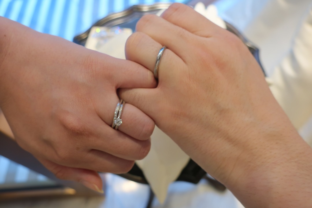 クリスマスパーティーにダブルサプライズでプロポーズをしたお二人の結婚指輪と婚約指輪
