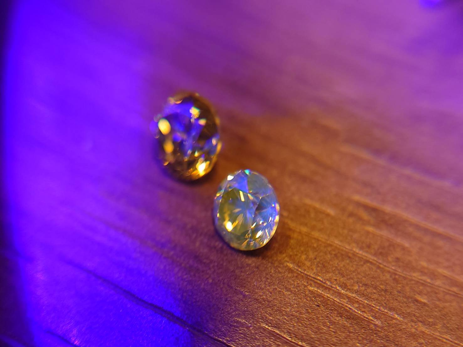 黄色の蛍光反応を持つ黄色のダイヤモンドをカナリアンイエローと呼びます。