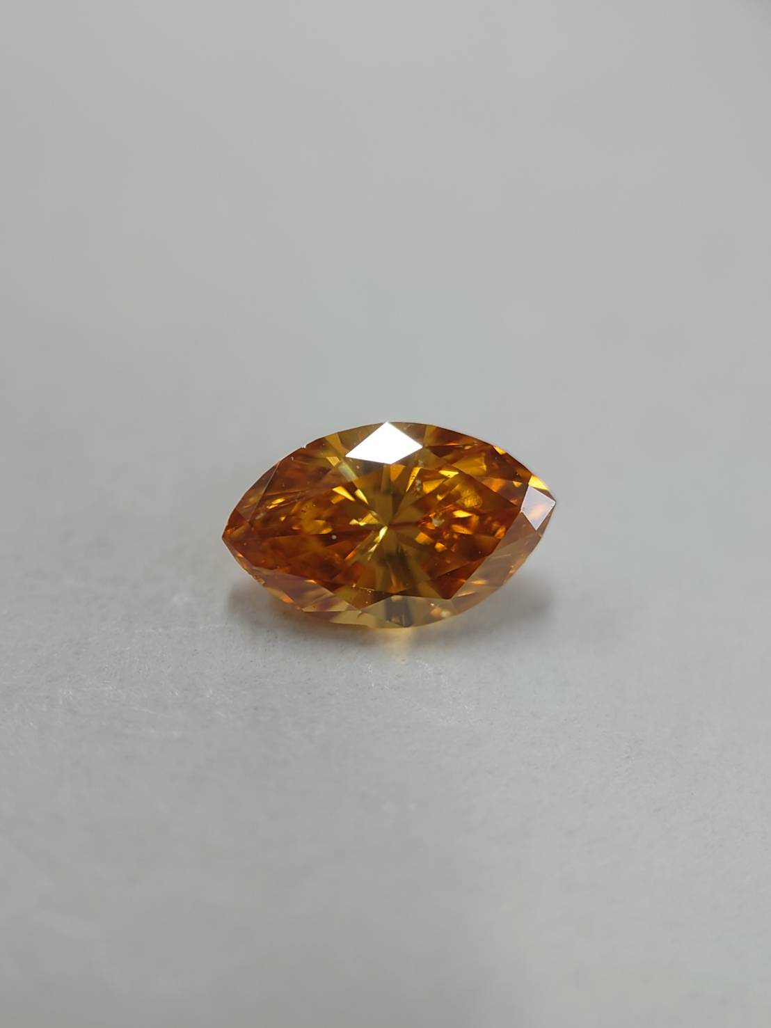 オレンジイエローの黄金色のダイヤモンド