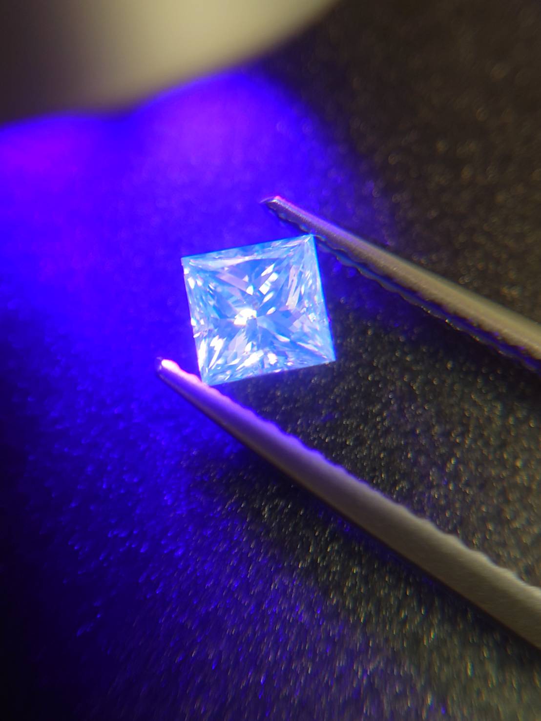 紫外線反応も楽しいイエローダイヤモンド