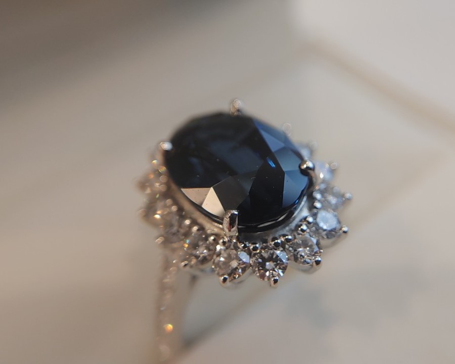 2.0ctのロイヤルブルーサファイヤを使用したヘイローデザインの婚約指輪