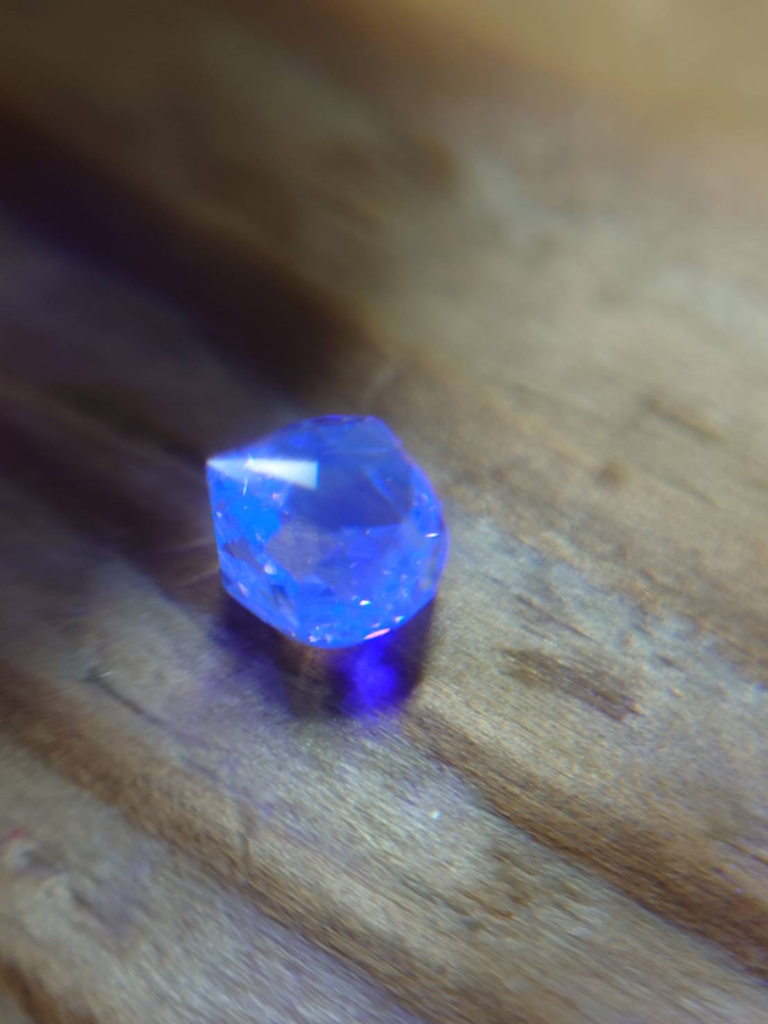 青い蛍光反応を持つアーガイル鉱山産のピンクダイヤモンド