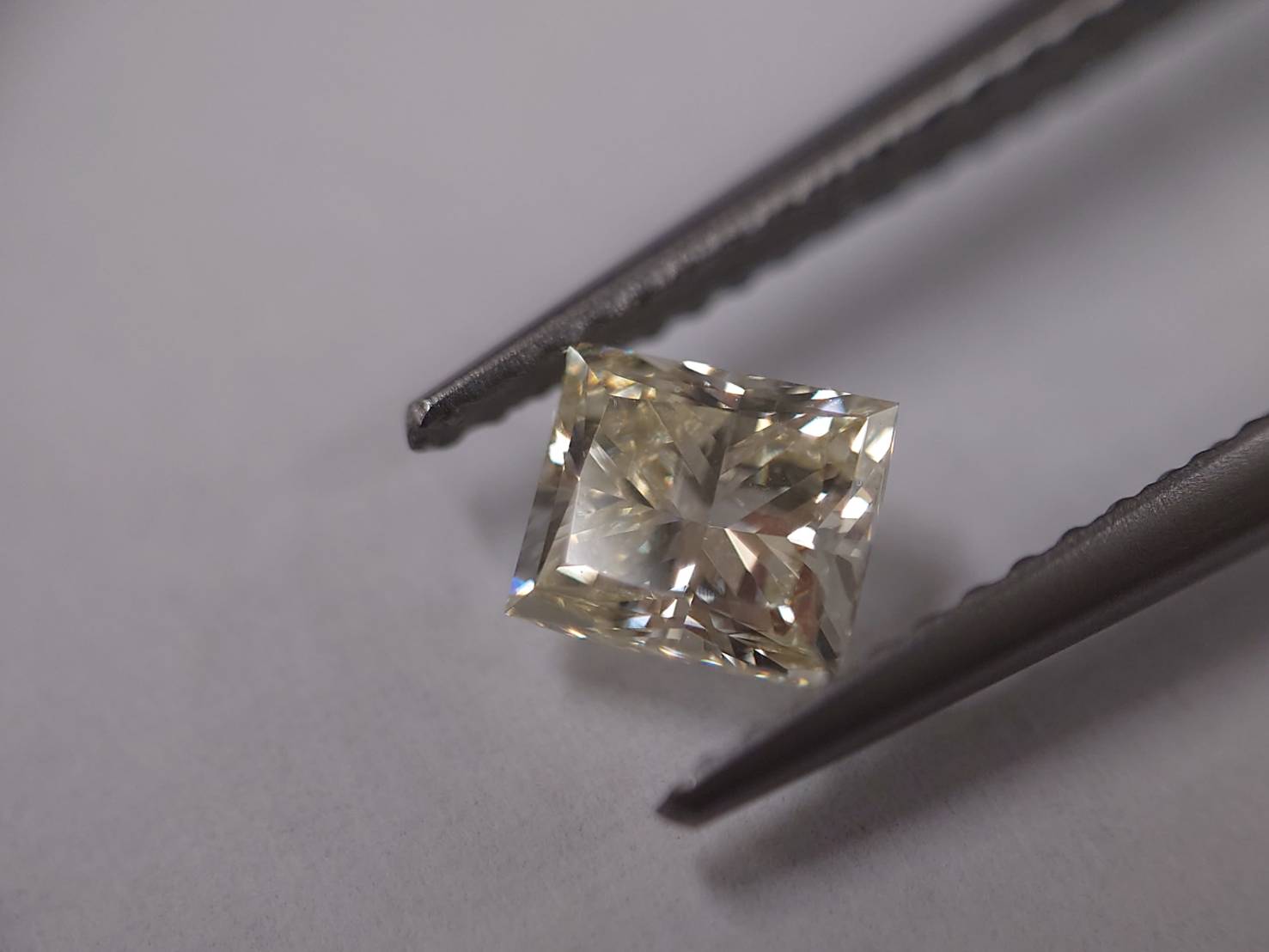 特別なプロポーションのダイヤモンド、長方形のイエローダイヤ