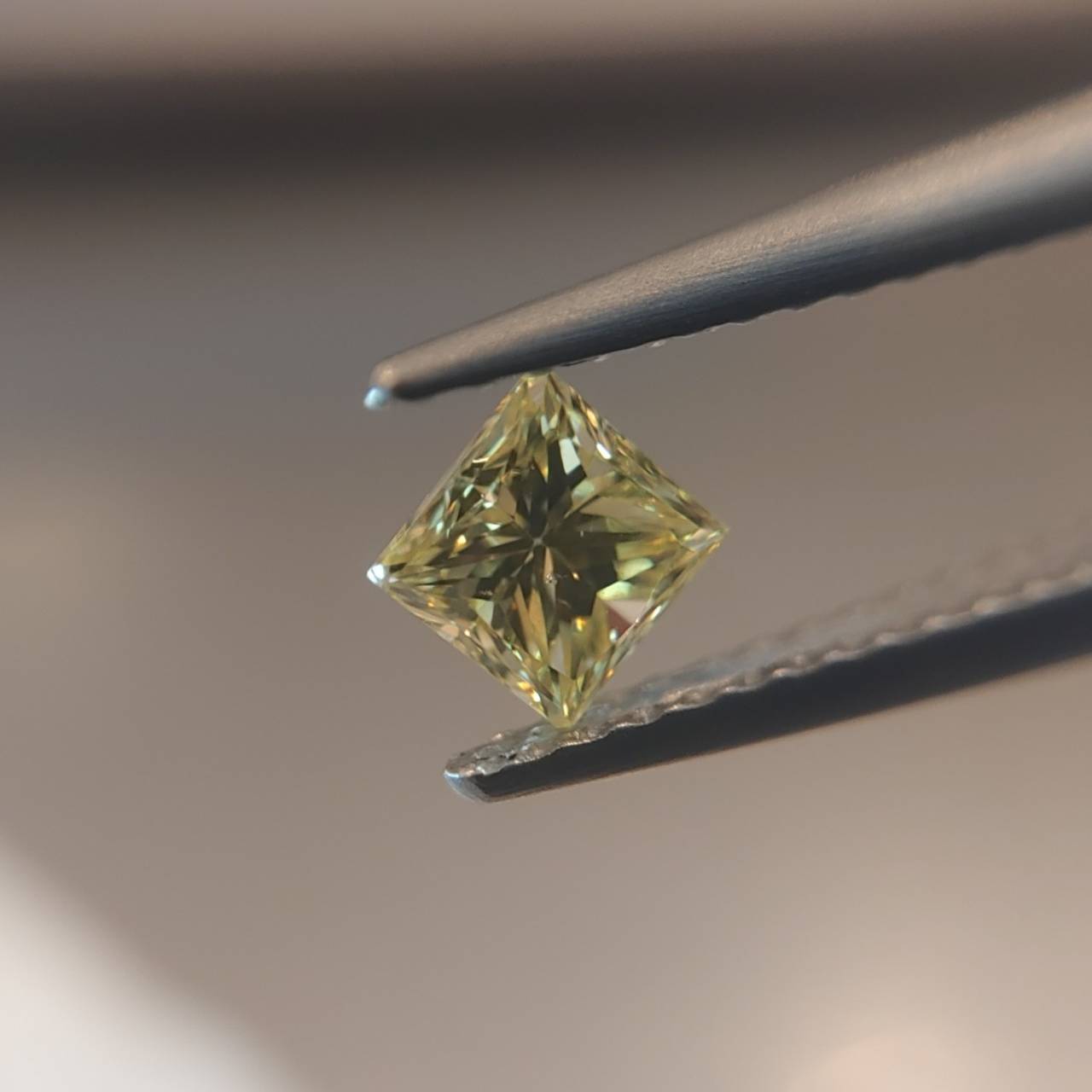 プリンセスカットのファンシーイエローダイヤモンド0.335ct