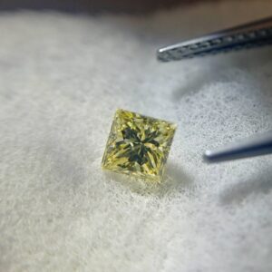 プリンセスカットのファンシーイエローダイヤモンド0.335ct