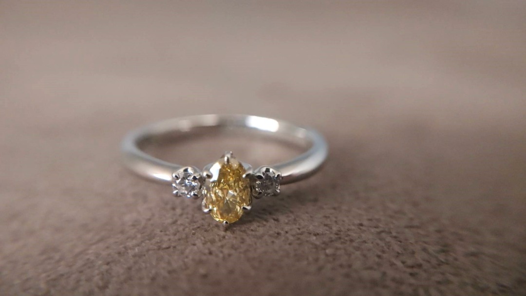 ストロングイエロウィッシュグリーンの蛍光性を持つファンシーインテンスイエローダイヤモンドを使用した婚約指輪