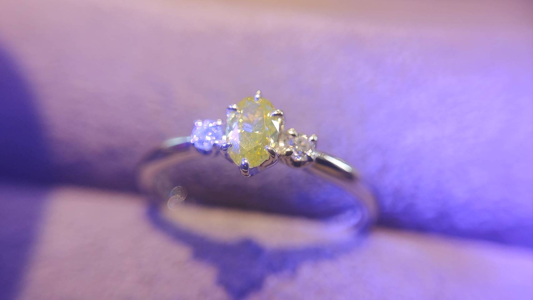 ストロングイエロウィッシュグリーンの蛍光性を持つファンシーインテンスイエローダイヤモンドを使用した婚約指輪