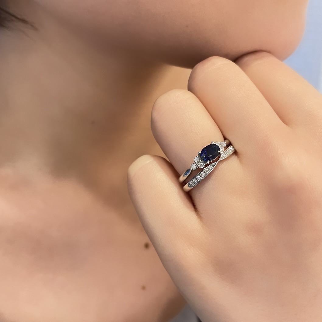 銀座で選ぶブルーサファイヤの婚約指輪と結婚指輪の重ねつけ