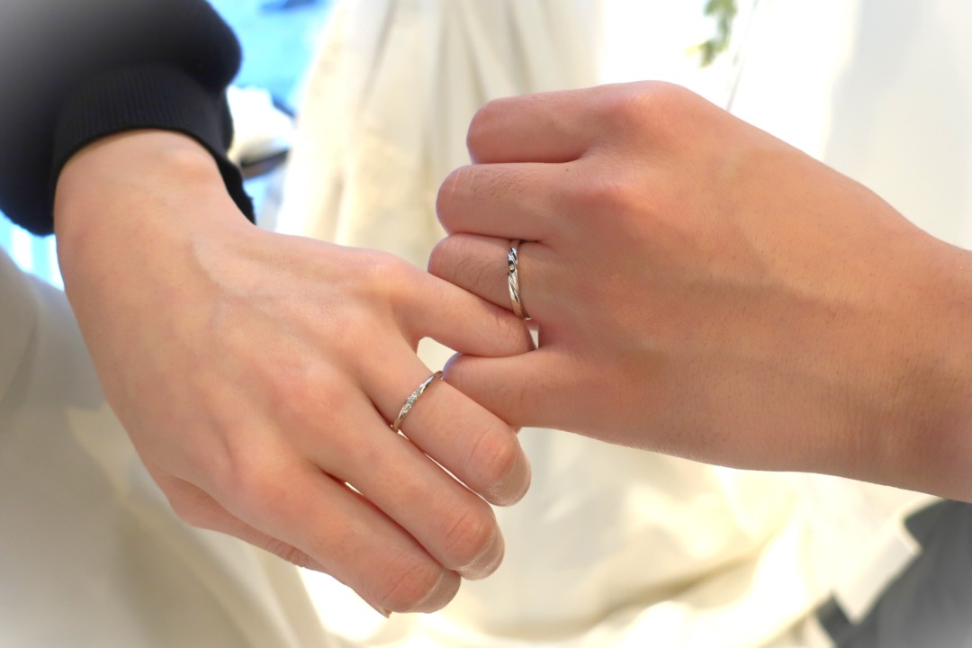 ブルーダイヤモンドがセットされた結婚指輪と男性ダイヤモンドセットされた結婚指輪　ゆきどけは、おしゃれで個性的がかわいい