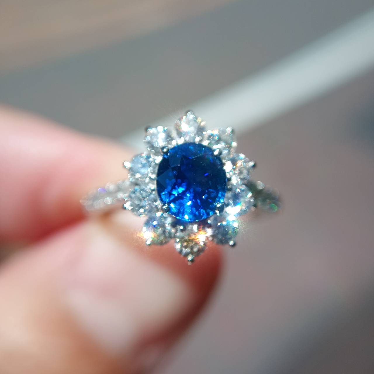 ロイヤルブルーサファイアのダイヤモンドヘイロープラチナ婚約指輪
