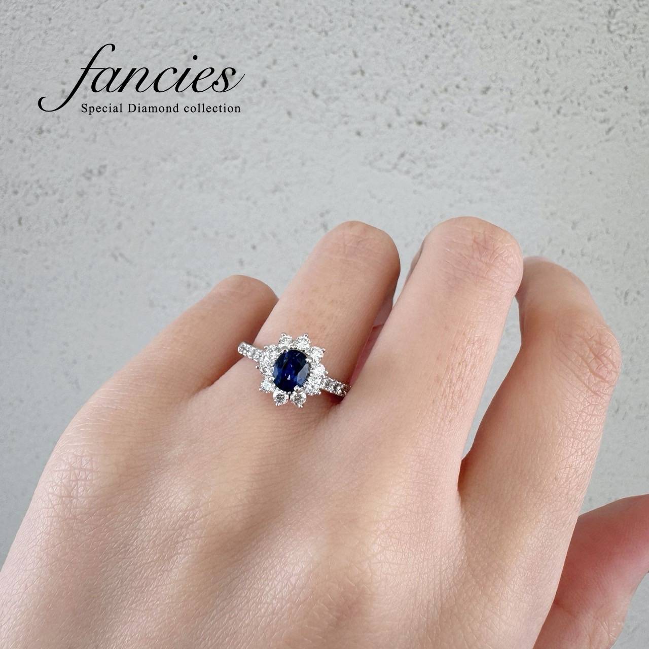 婚約指輪に人気の美しいブルーサファイアを使用したダイヤモンドヘイローリング