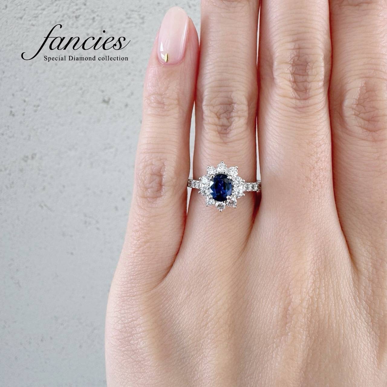 婚約指輪に人気の美しいブルーサファイアを使用したダイヤモンドヘイローリング