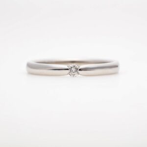 他の人と被りにくいダイヤモンド一石デザインのシンプルで可愛い結婚指輪イブニングスター