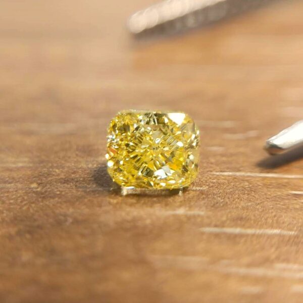 0.412ct FANCY INTENSE YELLOW SI1