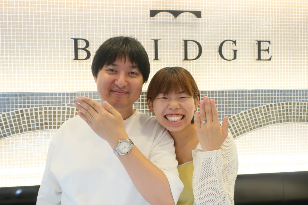 結婚指輪はAntwerpBrilliantのベガで婚約指輪はinfinityloveのリボンプラス、お返しの時計はタグホイヤーのアクアレーサーで記念写真